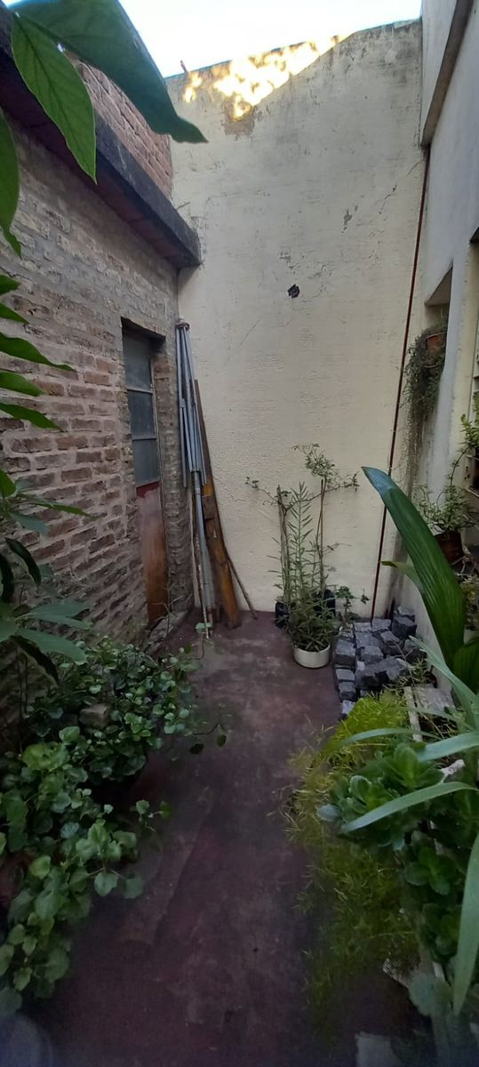 excelente casa 3 ambientes con garage y fondo libre - 14