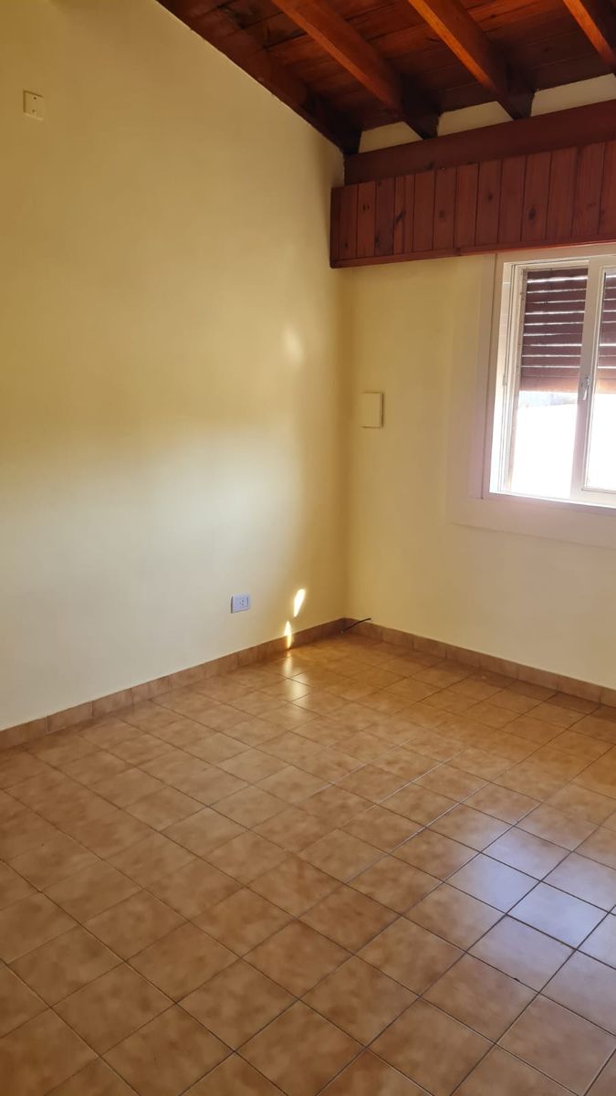 Excelente chalet 4 ambientes con espacio libre, garage, patio y terraza. APTO CREDITO. NUEVO VALOR - 15