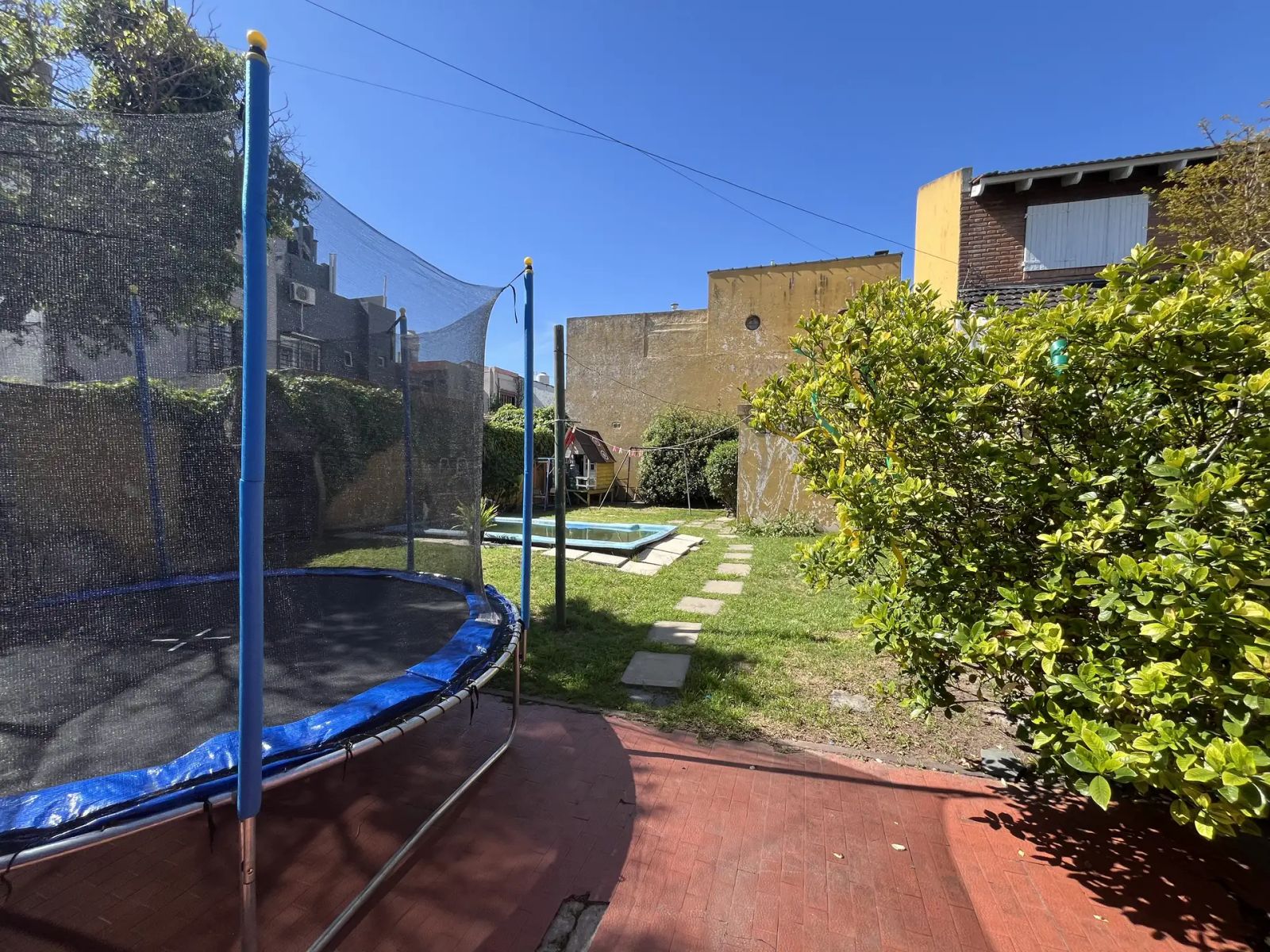 Chalet de 4 ambientes s/lote de 10 x 30 con garage y pileta - 7