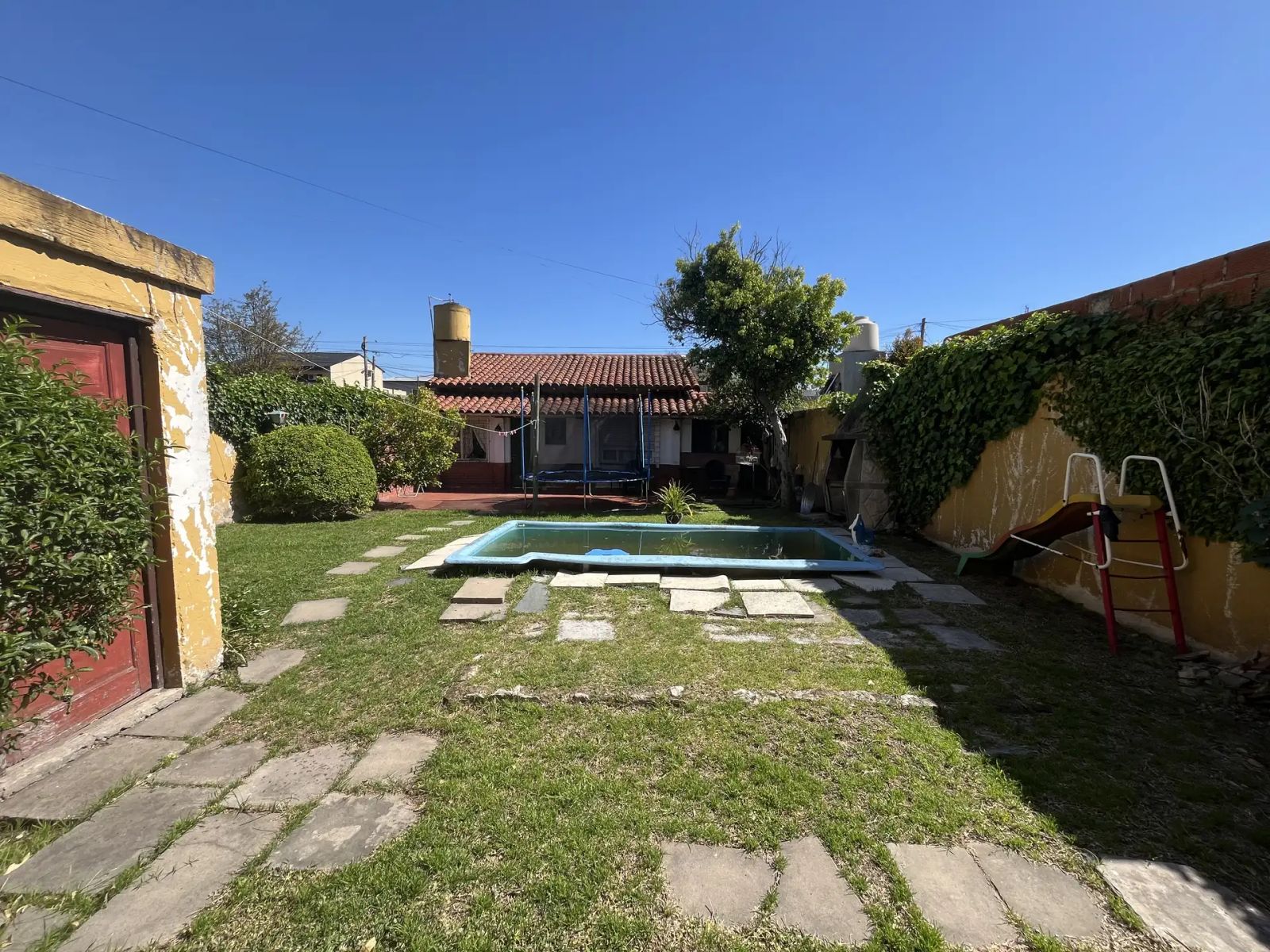 Chalet de 4 ambientes s/lote de 10 x 30 con garage y pileta - 8