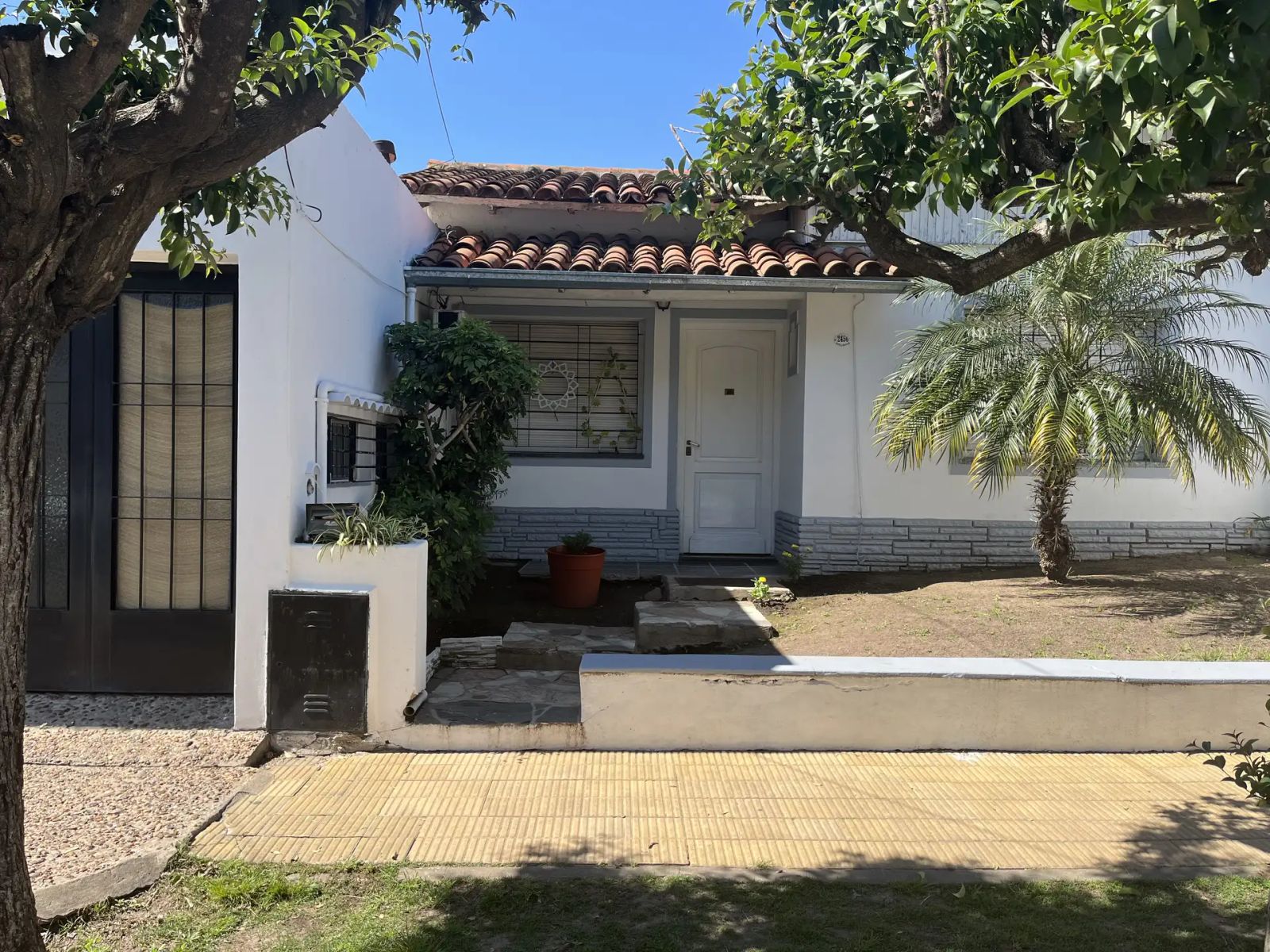 Chalet de 4 ambientes s/lote de 10 x 30 con garage y pileta - 10