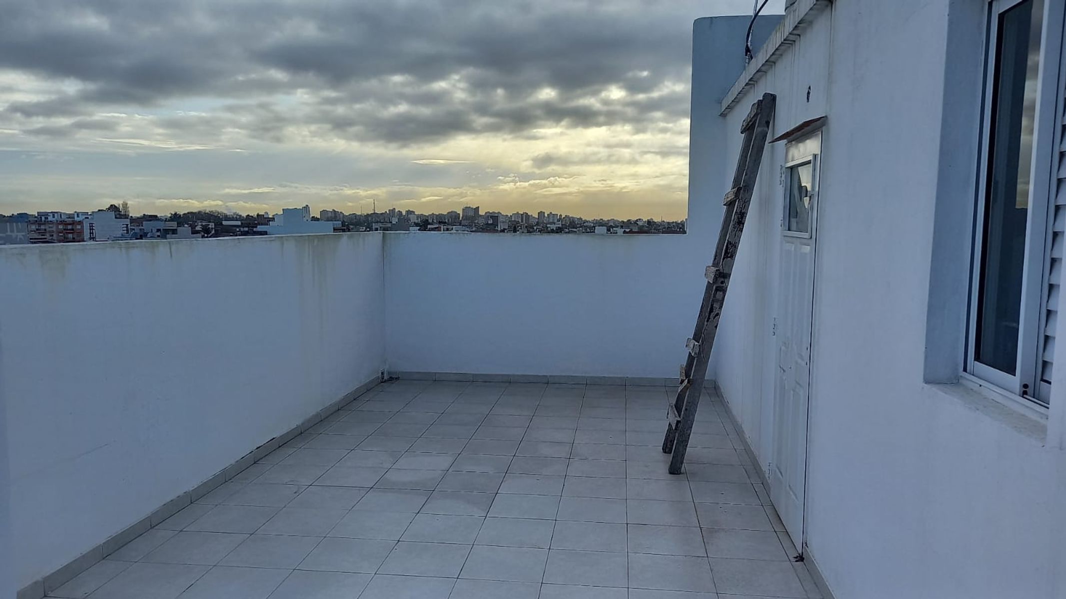 Excelente departamento 2 ambientes con terraza en comun con lavadero, sobre America. Villa Luzuriaga - 12