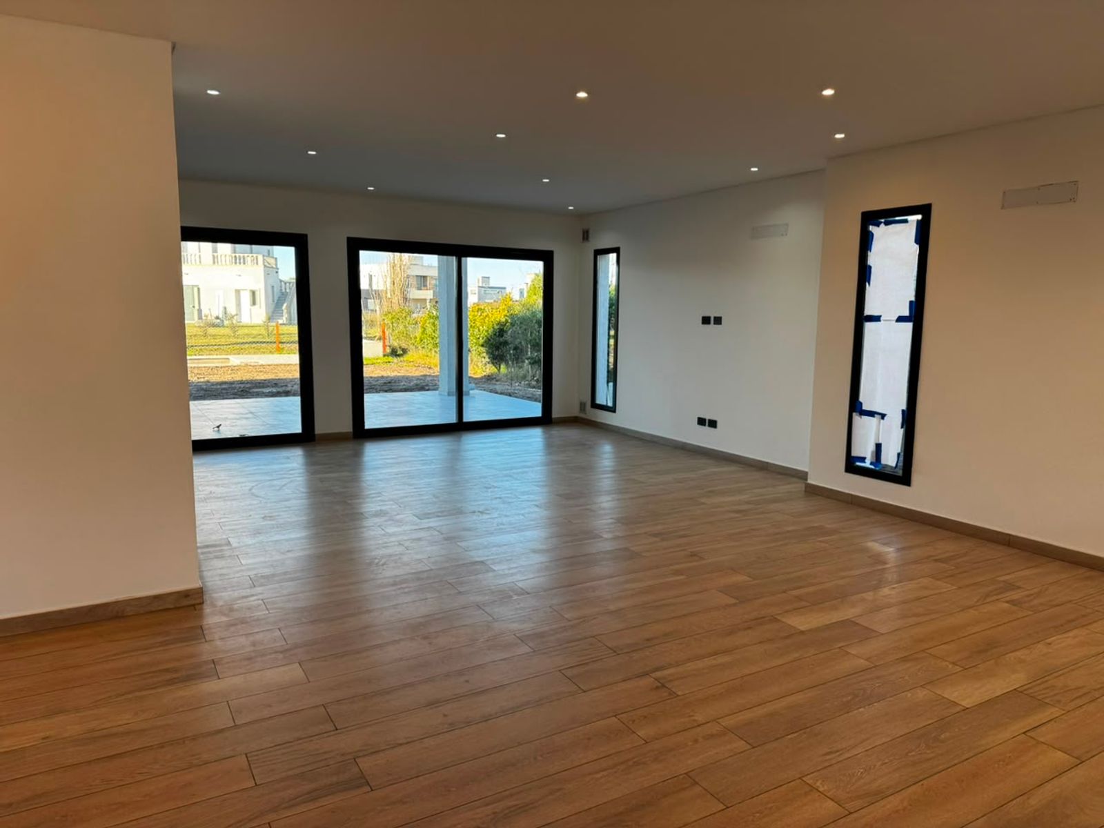 Hermosa casa de 4 ambientes a estrenar en barrio privado Cruz del Sur. - 1