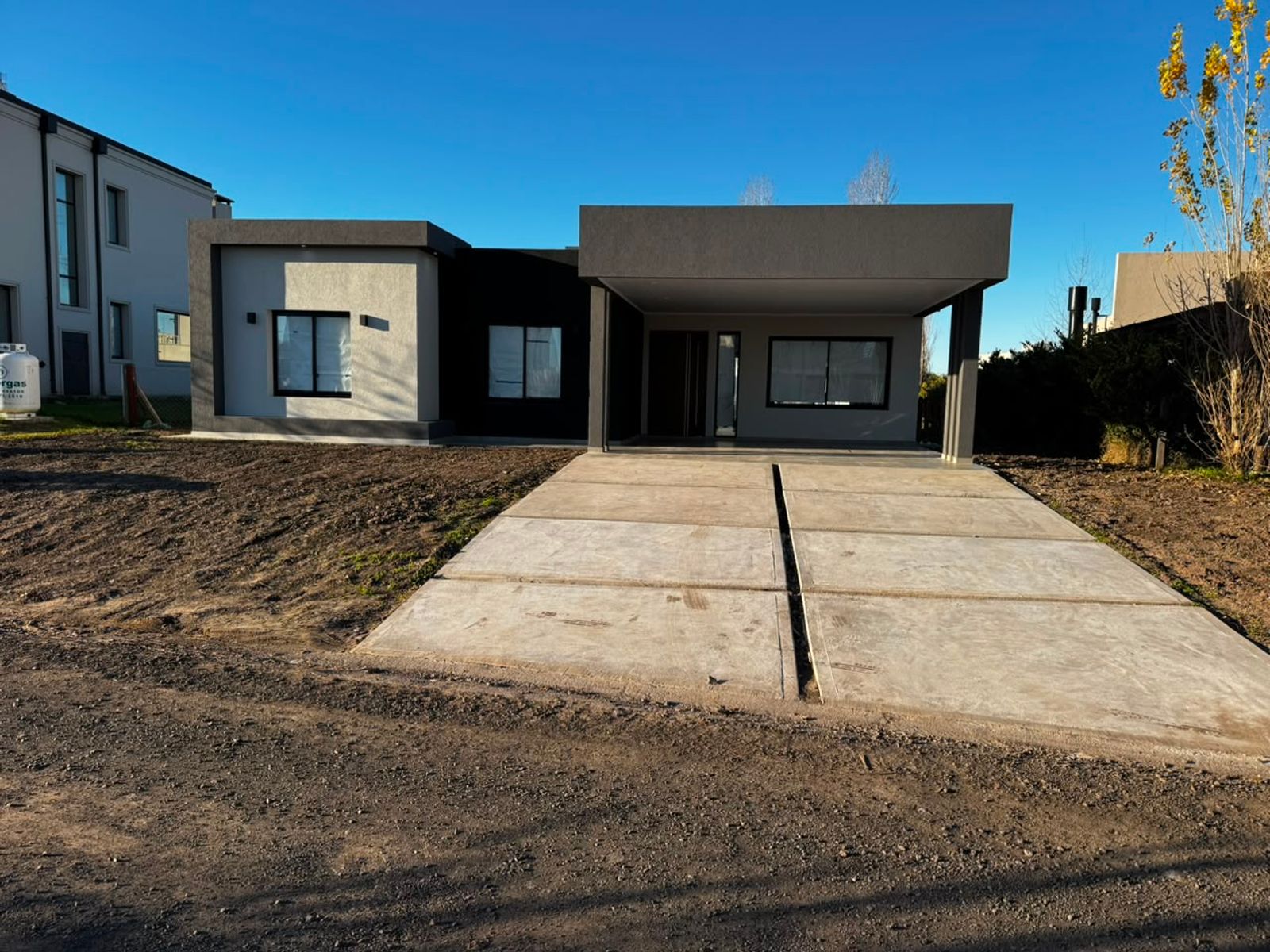 Hermosa casa de 4 ambientes a estrenar en barrio privado Cruz del Sur. - 12