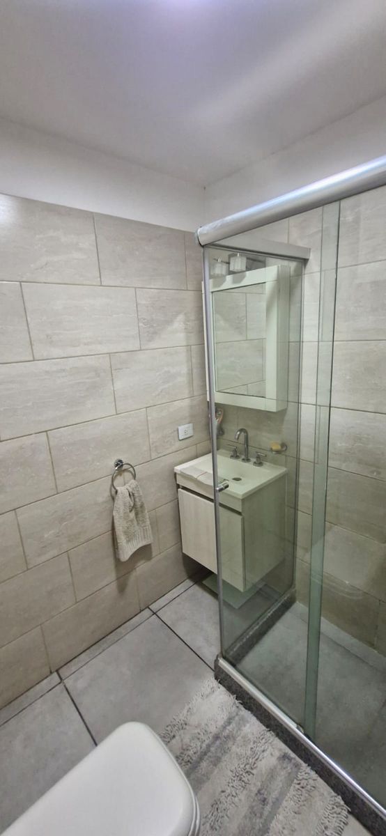 Excelente departamento de 2 ambientes en primer piso con balcón al contrafrente y cochera cubierta - Villa Luzuriaga. Apto crédito. - 2