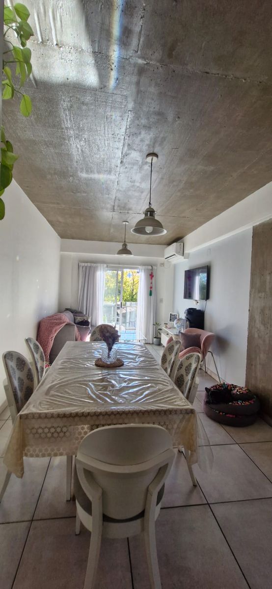 Excelente departamento de 2 ambientes en primer piso con balcón al contrafrente y cochera cubierta - Villa Luzuriaga. Apto crédito. - 4