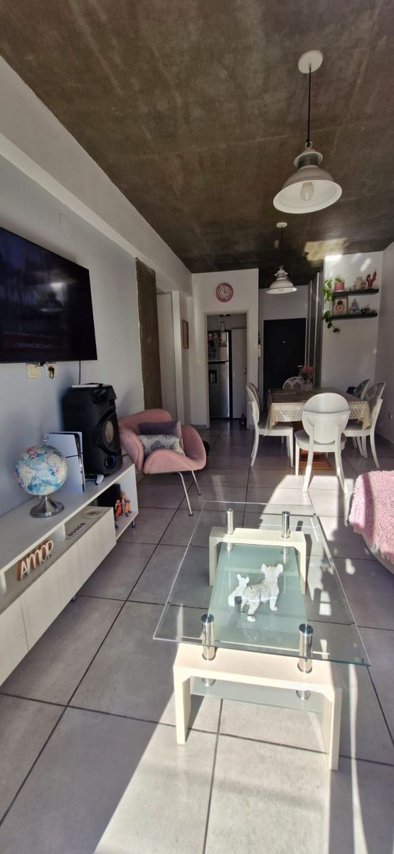 Excelente departamento de 2 ambientes en primer piso con balcón al contrafrente y cochera cubierta - Villa Luzuriaga. Apto crédito. - 9