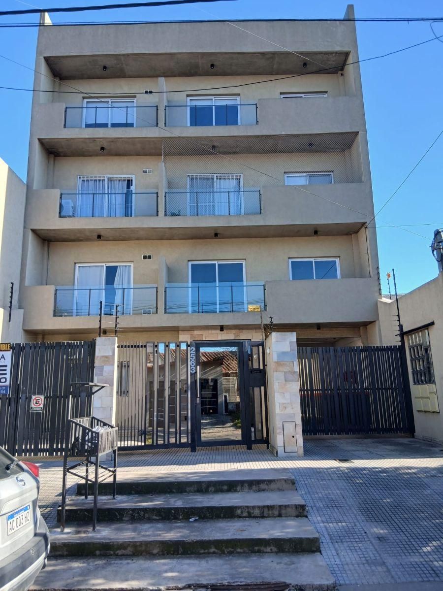 Excelente departamento de 2 ambientes en primer piso con balcón al contrafrente y cochera cubierta - Villa Luzuriaga. Apto crédito. - 14