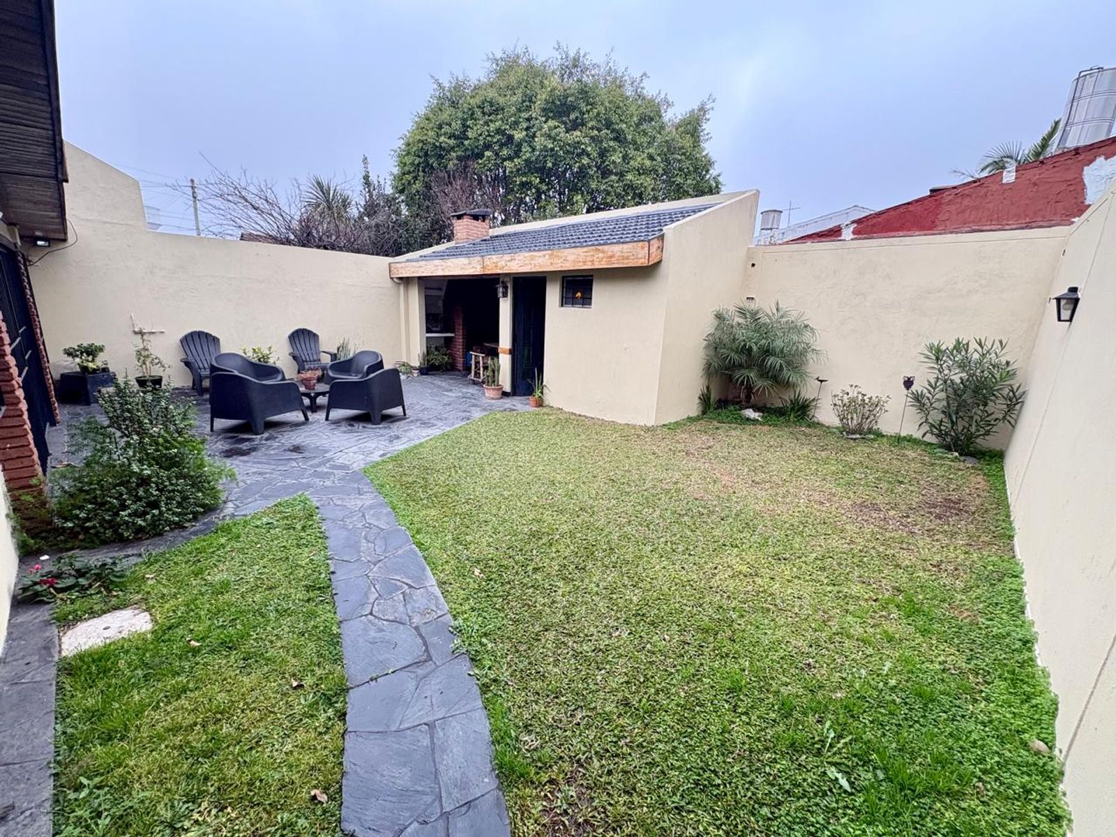 Excelente chalet de 5 ambientes con garage, playroom y hermoso fondo con quincho y parrilla - Villa Luzuriaga - 2