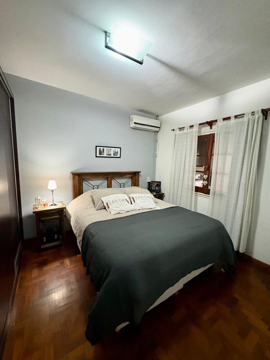 Excelente chalet de 5 ambientes con garage, playroom y hermoso fondo con quincho y parrilla - Villa Luzuriaga - 4