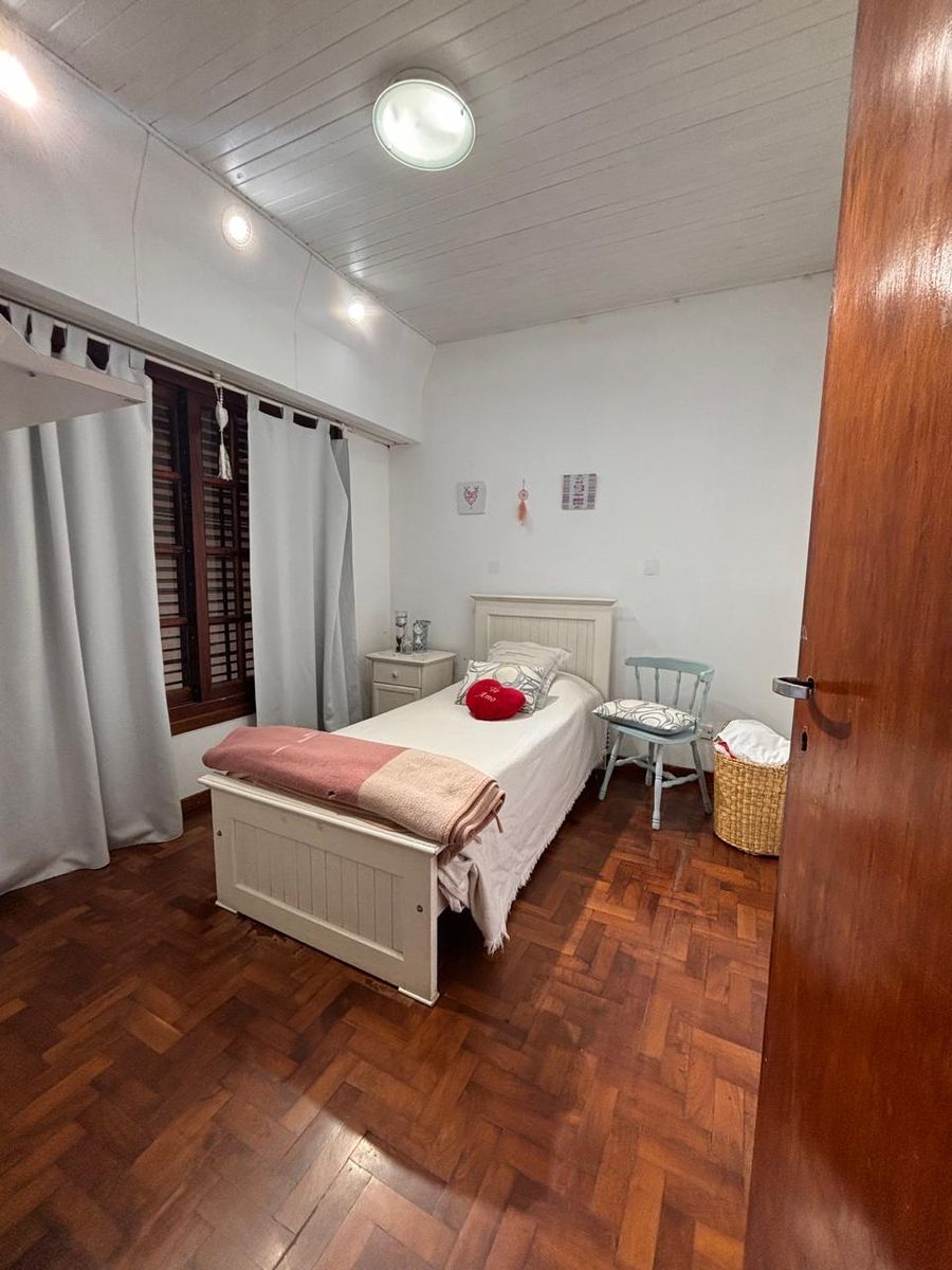 Excelente chalet de 5 ambientes con garage, playroom y hermoso fondo con quincho y parrilla - Villa Luzuriaga - 6