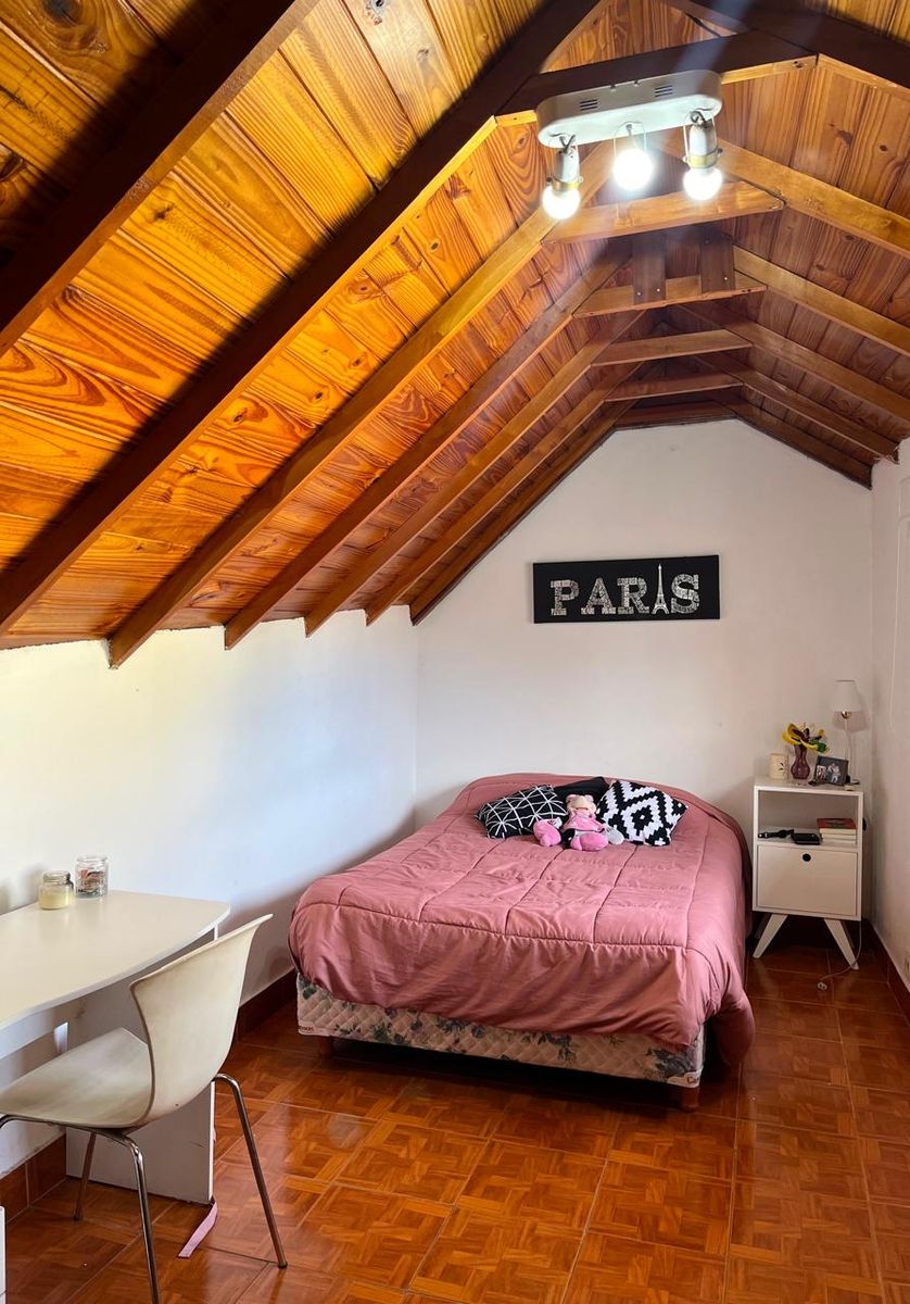 Excelente chalet de 5 ambientes con garage, playroom y hermoso fondo con quincho y parrilla - Villa Luzuriaga - 7