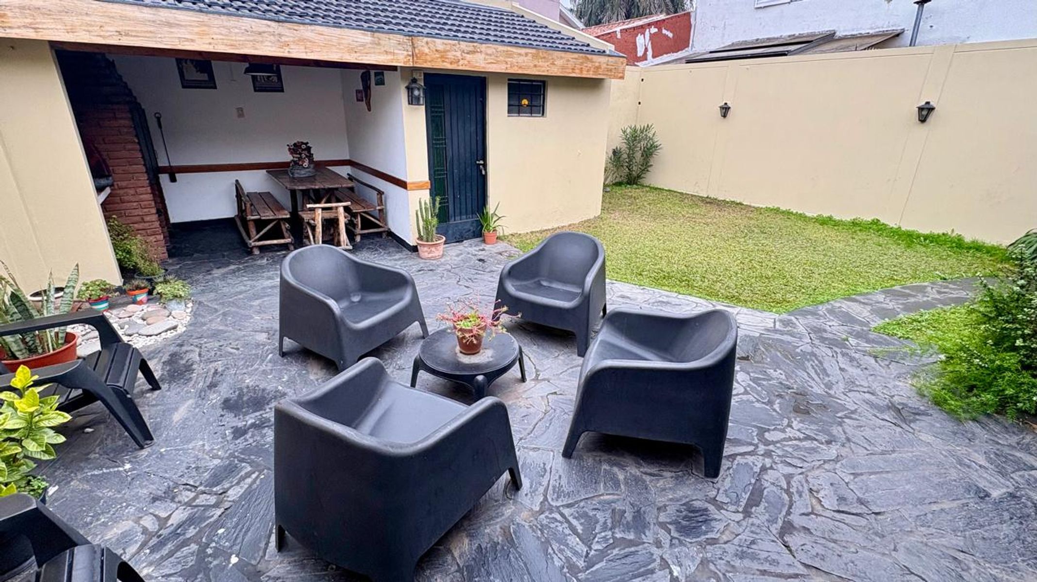 Excelente chalet de 5 ambientes con garage, playroom y hermoso fondo con quincho y parrilla - Villa Luzuriaga - 9