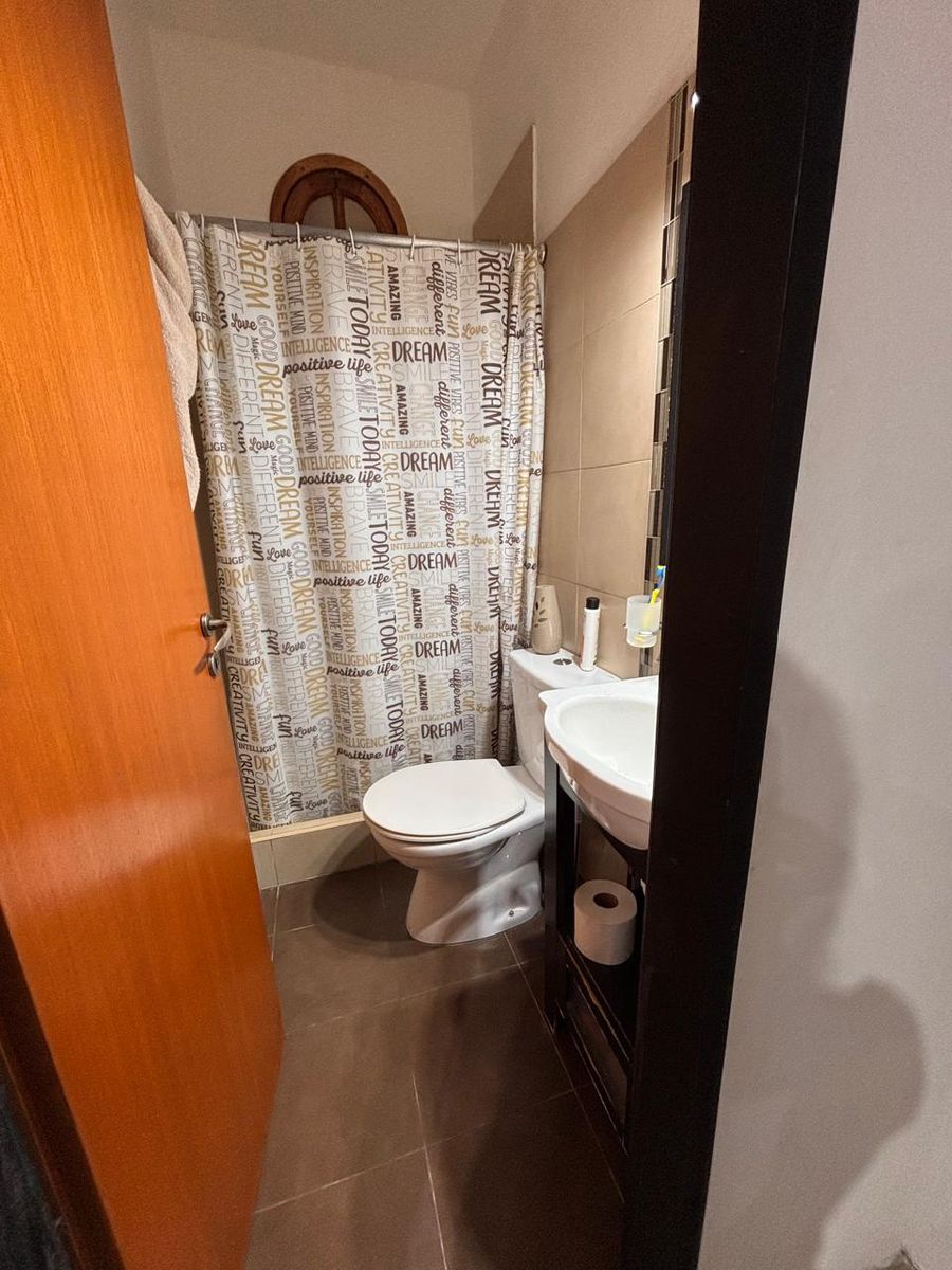 Excelente chalet de 5 ambientes con garage, playroom y hermoso fondo con quincho y parrilla - Villa Luzuriaga - 10