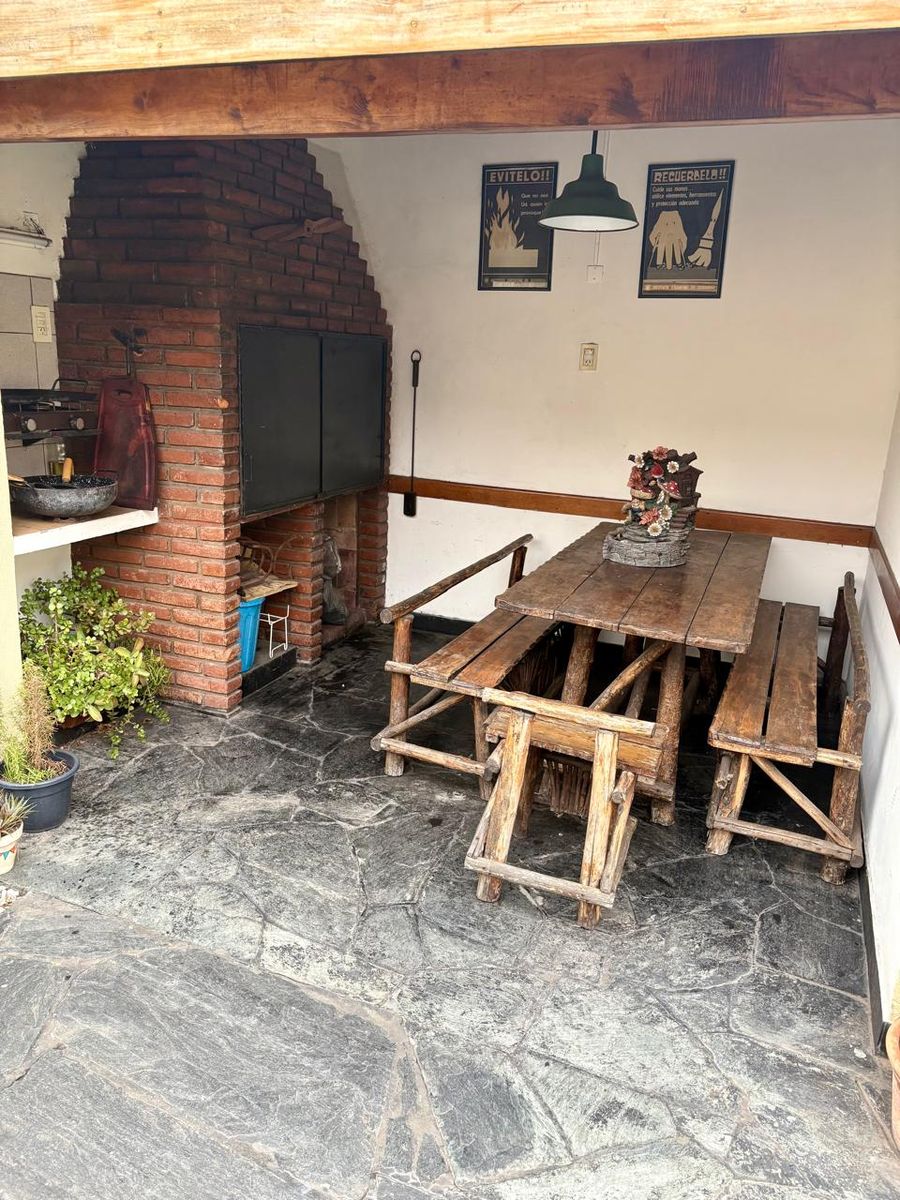 Excelente chalet de 5 ambientes con garage, playroom y hermoso fondo con quincho y parrilla - Villa Luzuriaga - 11