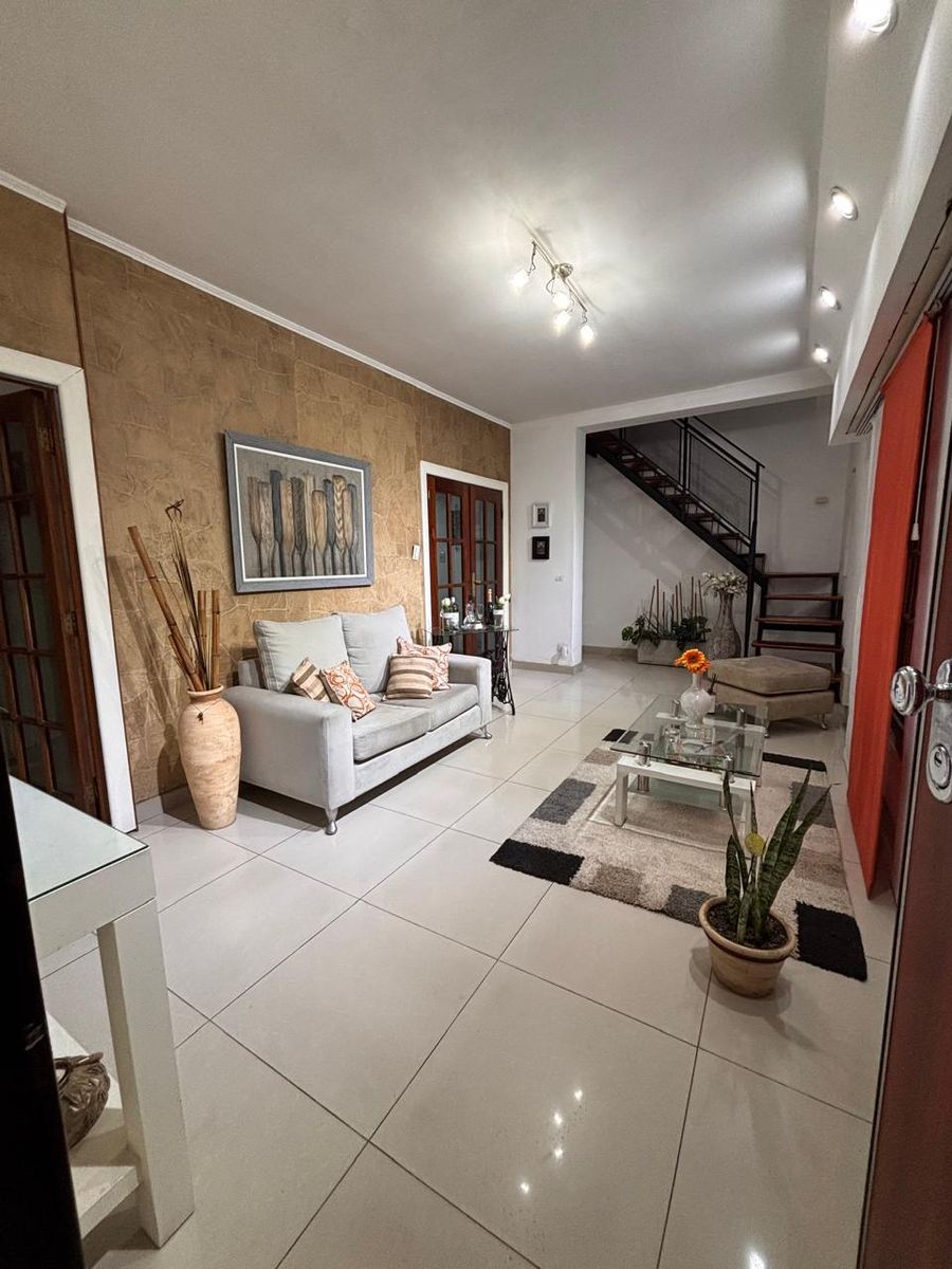 Excelente chalet de 5 ambientes con garage, playroom y hermoso fondo con quincho y parrilla - Villa Luzuriaga - 12