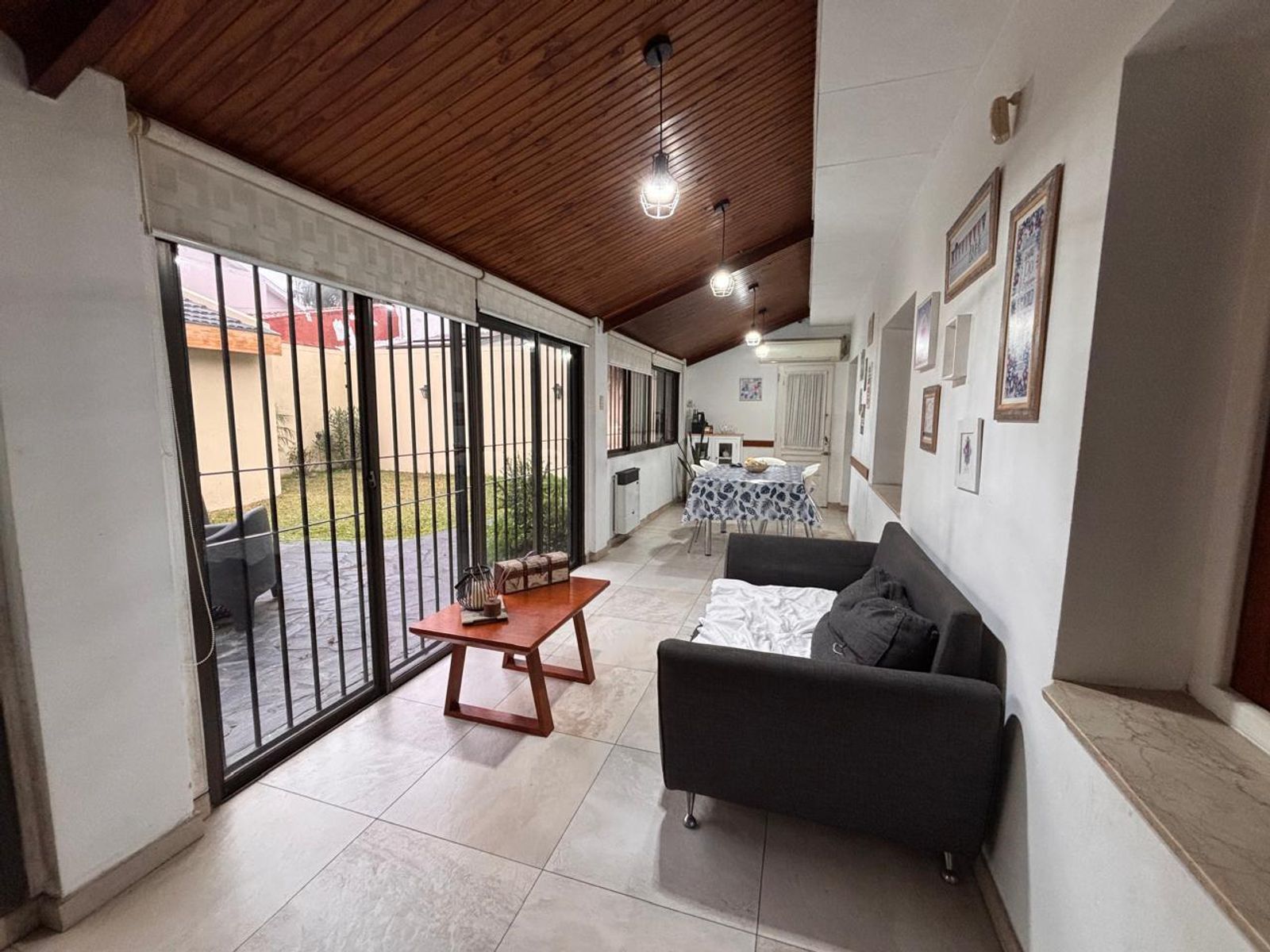 Excelente chalet de 5 ambientes con garage, playroom y hermoso fondo con quincho y parrilla - Villa Luzuriaga - 13