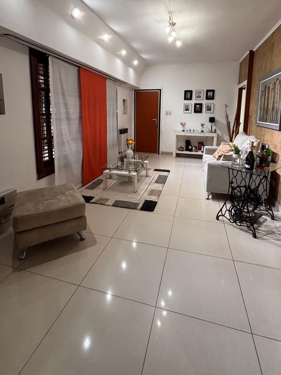 Excelente chalet de 5 ambientes con garage, playroom y hermoso fondo con quincho y parrilla - Villa Luzuriaga - 14