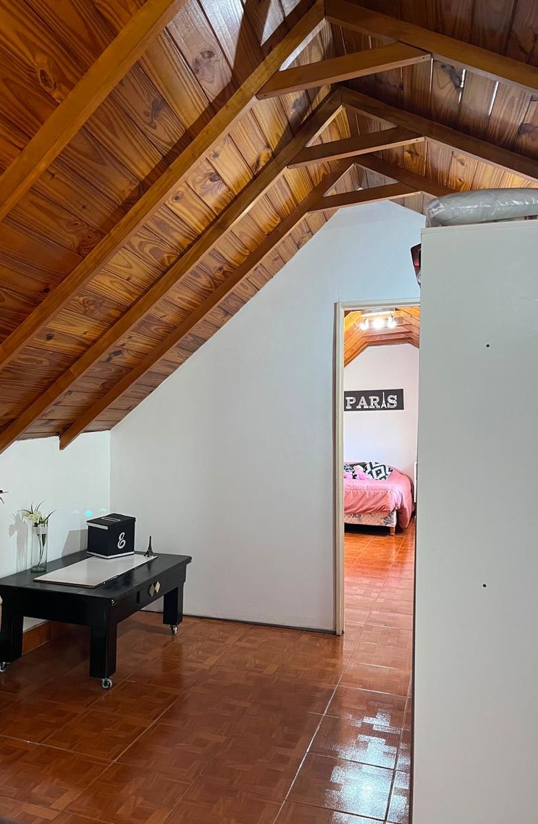 Excelente chalet de 5 ambientes con garage, playroom y hermoso fondo con quincho y parrilla - Villa Luzuriaga - 15