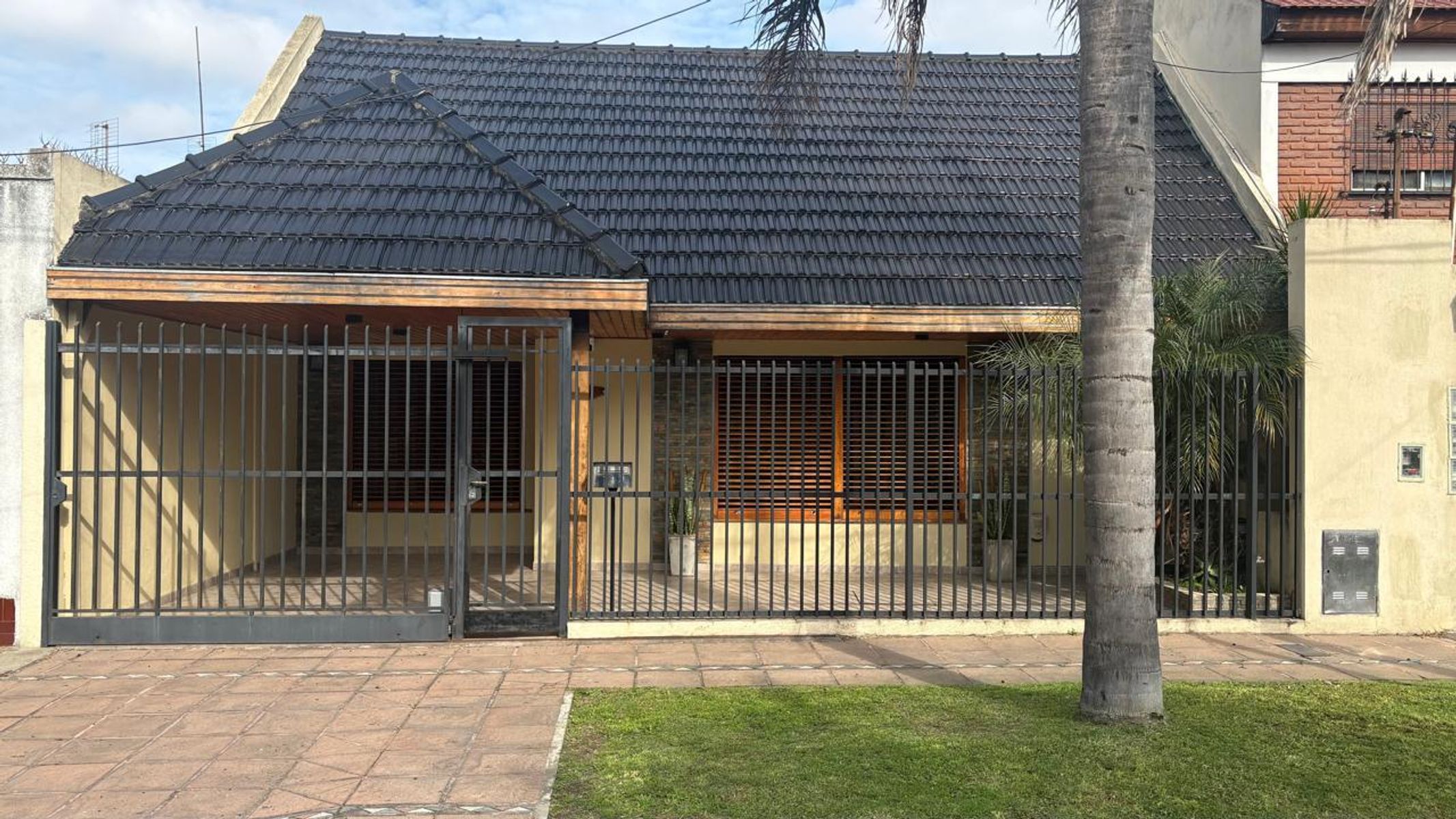 Excelente chalet de 5 ambientes con garage, playroom y hermoso fondo con quincho y parrilla - Villa Luzuriaga - 16