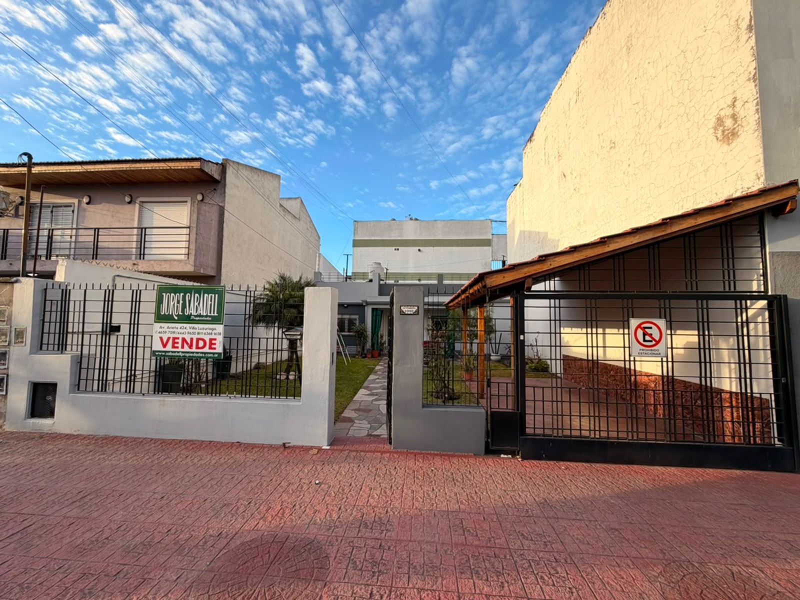 CASA AMERICANA 3 AMBIENTES CON AMPLIO JARDIN AL FRENTE, COCHERA CUBIERTA, PATIO Y TERRAZA - 1