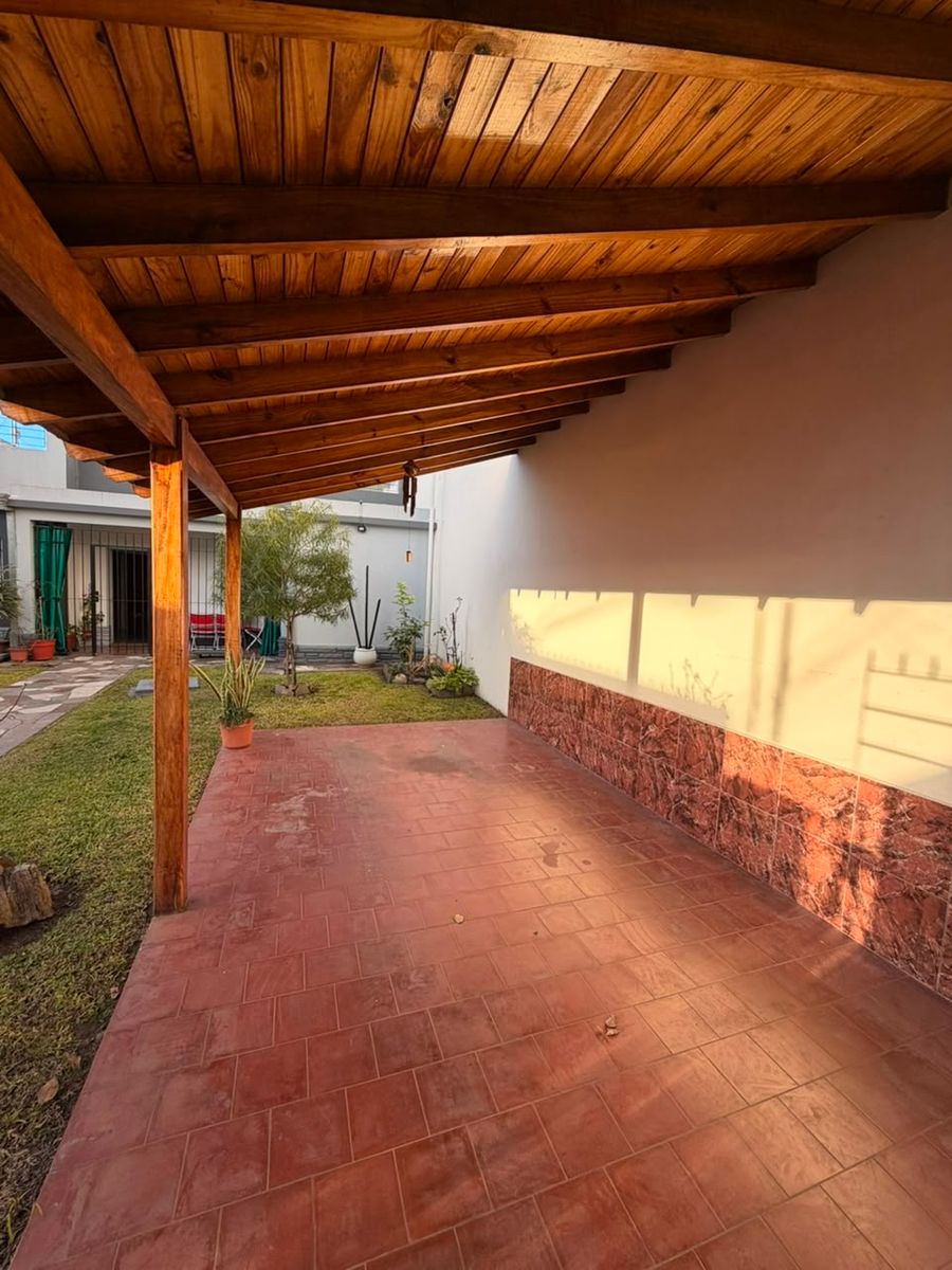 CASA AMERICANA 3 AMBIENTES CON AMPLIO JARDIN AL FRENTE, COCHERA CUBIERTA, PATIO Y TERRAZA - 2