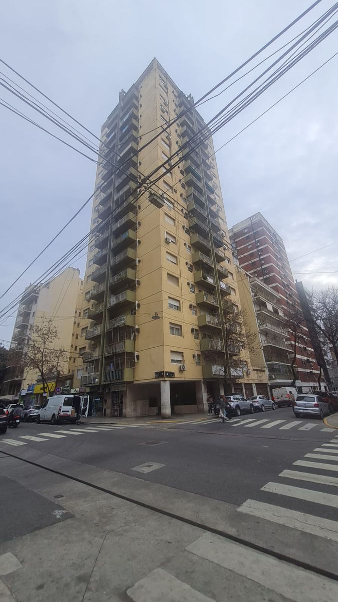 EXCELENTE DEPTO 3 AMBIENTES CON COCHERA CUBIERTA EN BELGRANO - 1