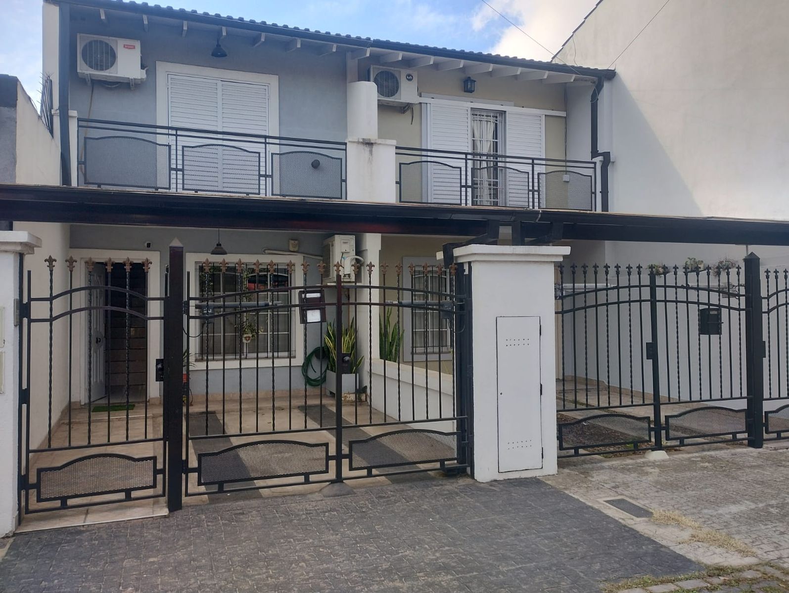EXCELENTE DUPLEX 3 AMBIENTES DE 4 MTS DE FRENTE, AMPLIO PATIO Y COCHERA CUBIERTA - 1