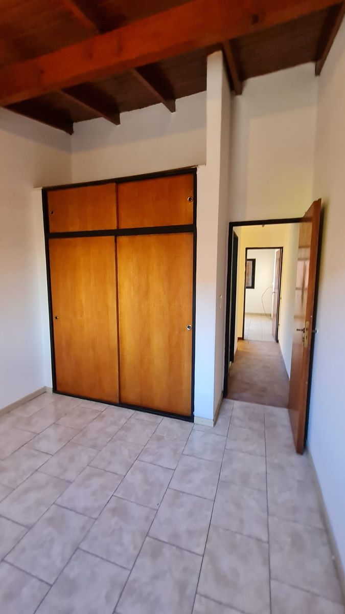¡EXCELENTE DÃPLEX 3 AMBIENTES CON COCHERA CUBIERTA Y PATIO - APTO CRÃDITO - 3