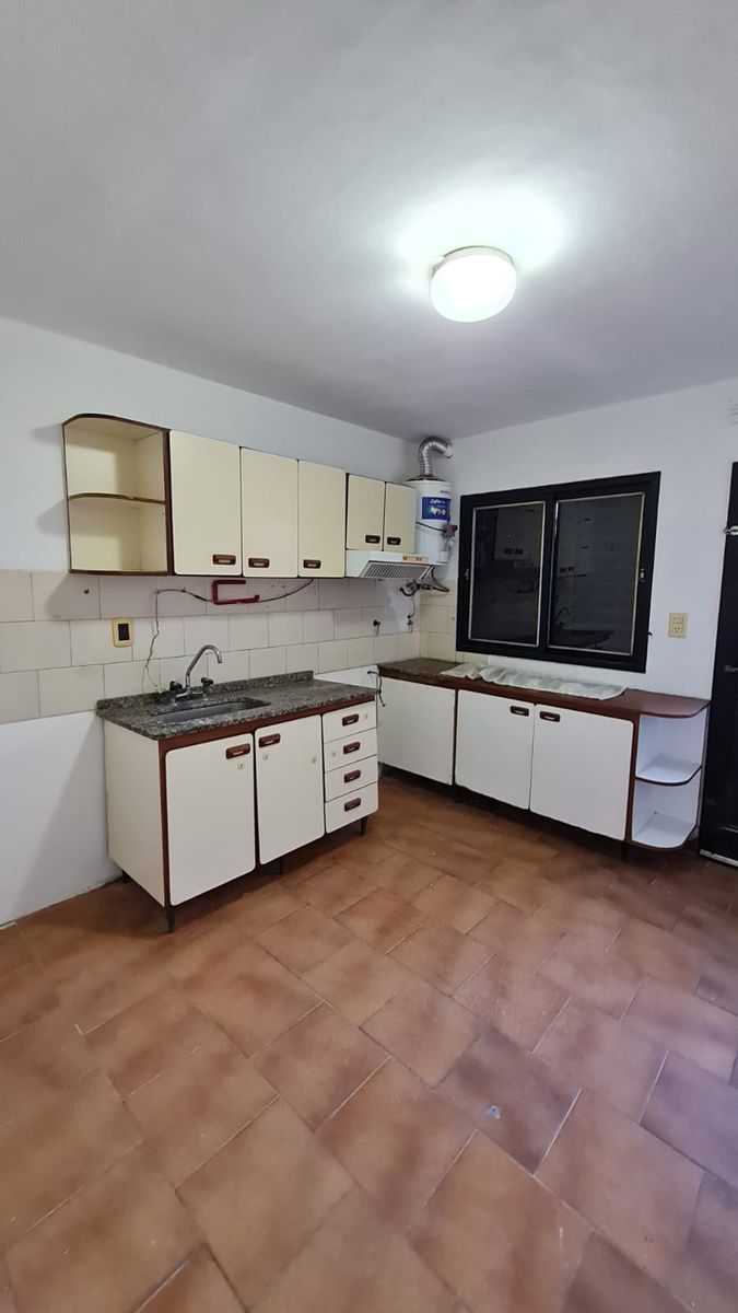 ¡EXCELENTE DÃPLEX 3 AMBIENTES CON COCHERA CUBIERTA Y PATIO - APTO CRÃDITO - 4