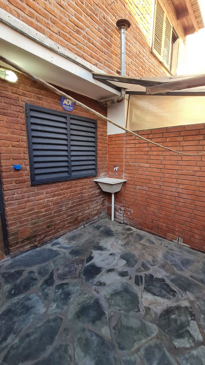 ¡EXCELENTE DÃPLEX 3 AMBIENTES CON COCHERA CUBIERTA Y PATIO - APTO CRÃDITO - 5