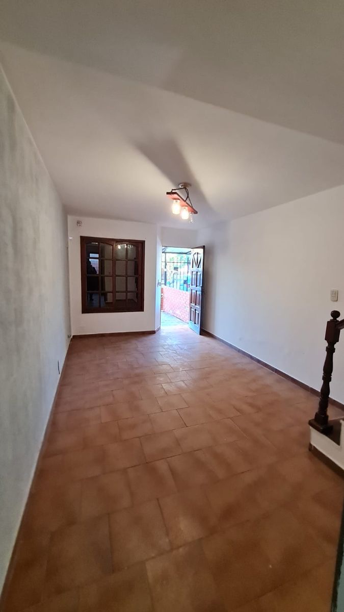 ¡EXCELENTE DÃPLEX 3 AMBIENTES CON COCHERA CUBIERTA Y PATIO - APTO CRÃDITO - 12