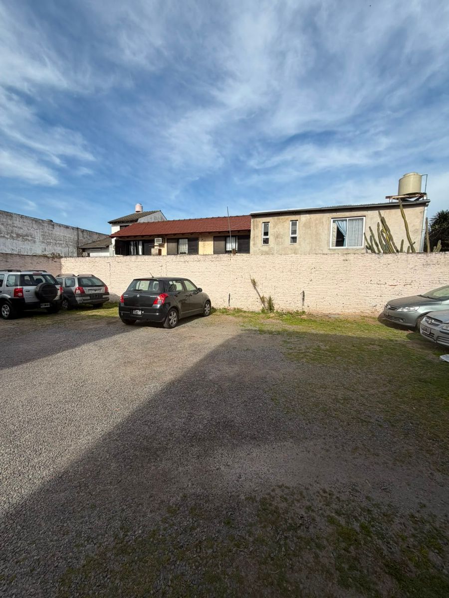 Departamento 3 ambientes planta baja al frente con cochera propia descubierta y patio. Villa luzuriaga - 3