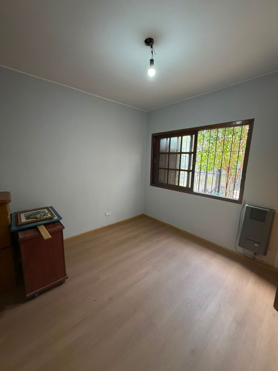 Departamento 3 ambientes planta baja al frente con cochera propia descubierta y patio. Villa luzuriaga - 4