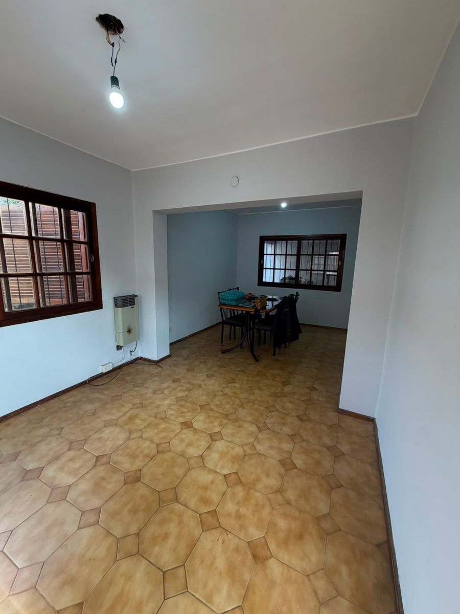 Departamento 3 ambientes planta baja al frente con cochera propia descubierta y patio. Villa luzuriaga - 5