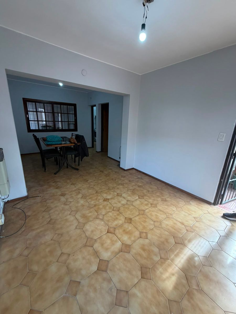 Departamento 3 ambientes planta baja al frente con cochera propia descubierta y patio. Villa luzuriaga - 6