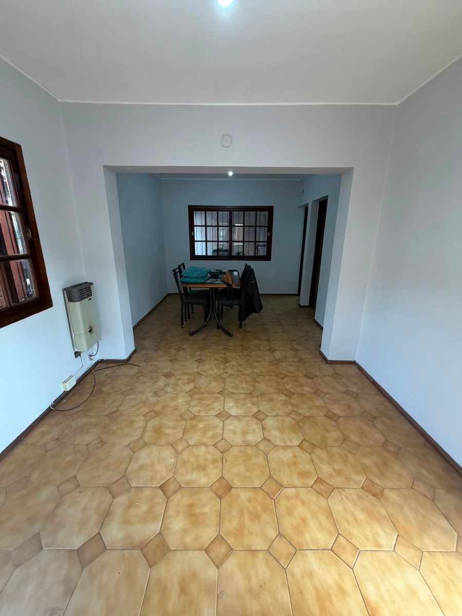 Departamento 3 ambientes planta baja al frente con cochera propia descubierta y patio. Villa luzuriaga - 7