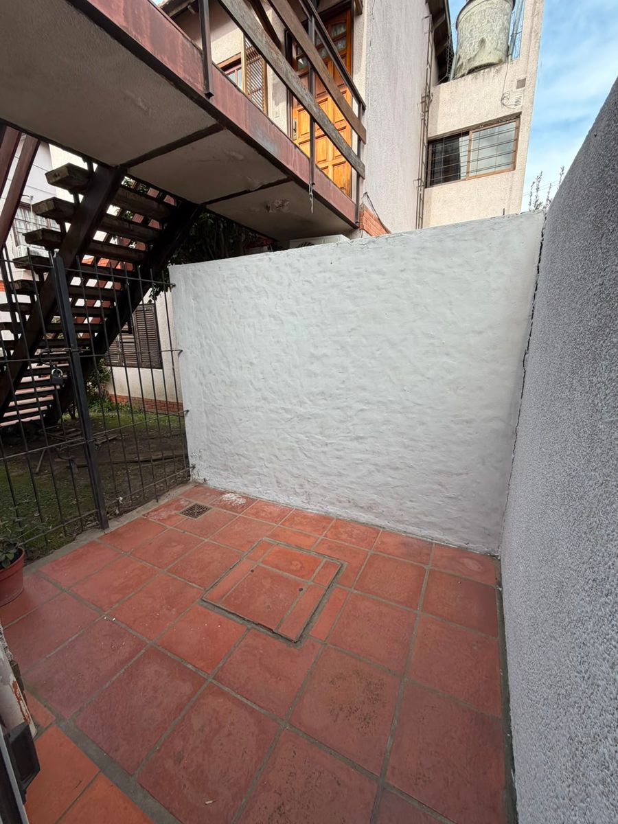 Departamento 3 ambientes planta baja al frente con cochera propia descubierta y patio. Villa luzuriaga - 10