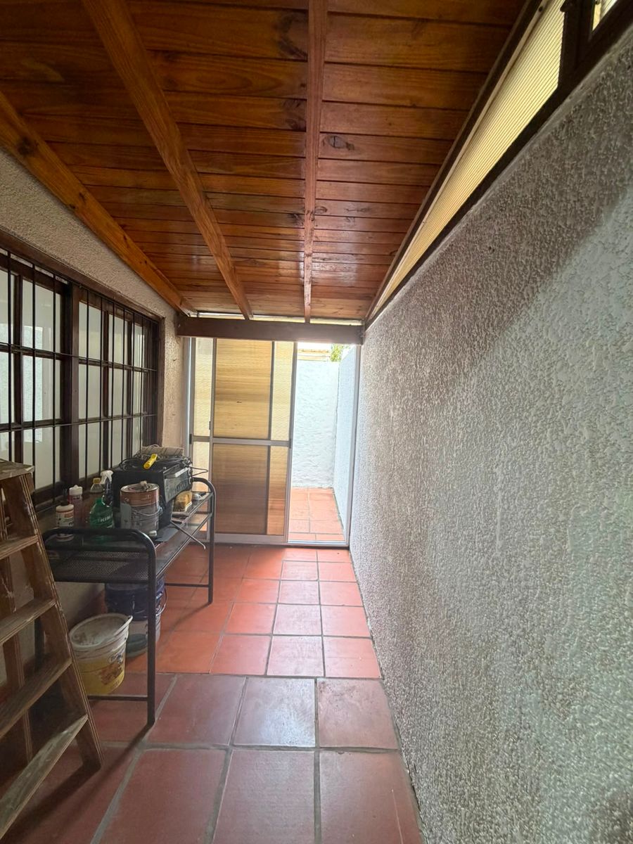 Departamento 3 ambientes planta baja al frente con cochera propia descubierta y patio. Villa luzuriaga - 11