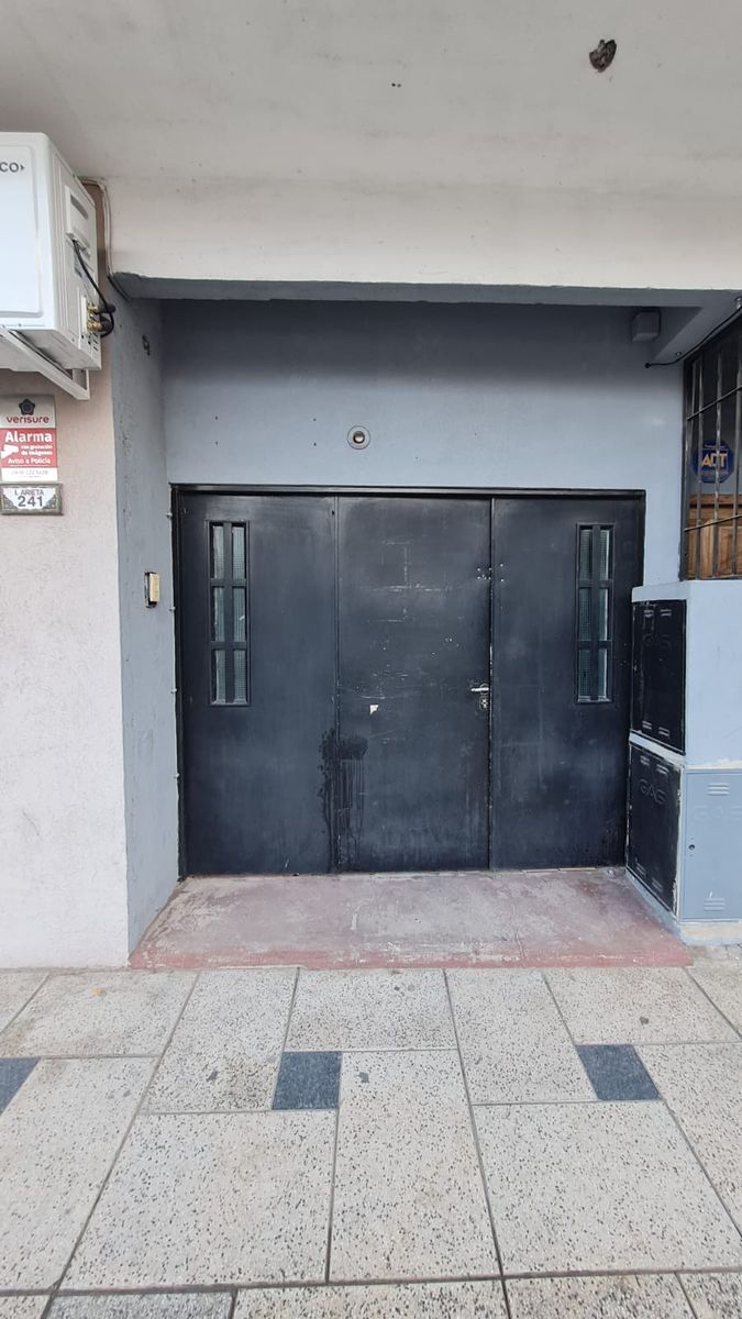 Departamento 2 ambientes en planta baja con amplio fondo libre, sobre Avenida Arieta - 1