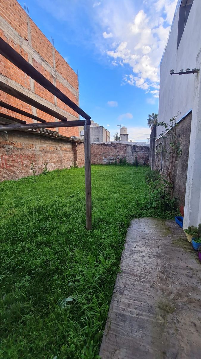 Departamento 2 ambientes en planta baja con amplio fondo libre, sobre Avenida Arieta - 8