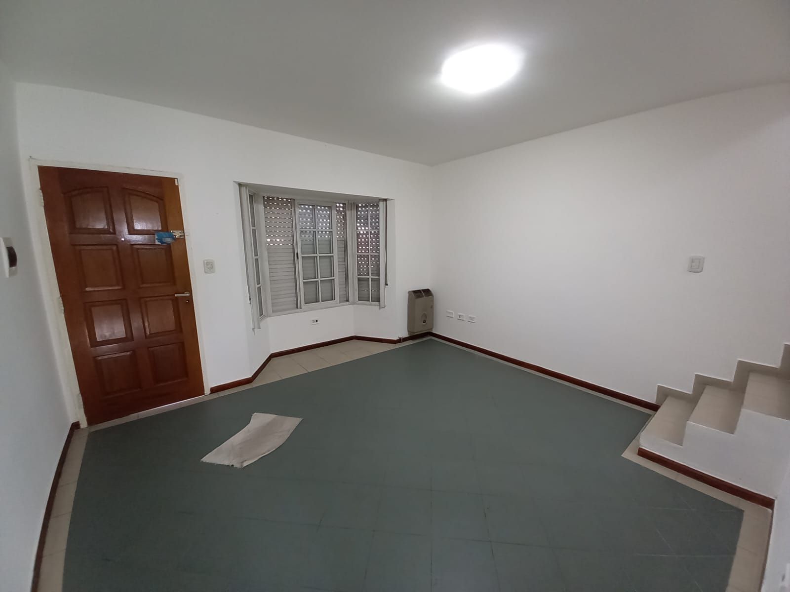 Excelente duplex 3 ambientes al frente en dos plantas con patio y cochera descubierta. Villa Luzuriaga - 3