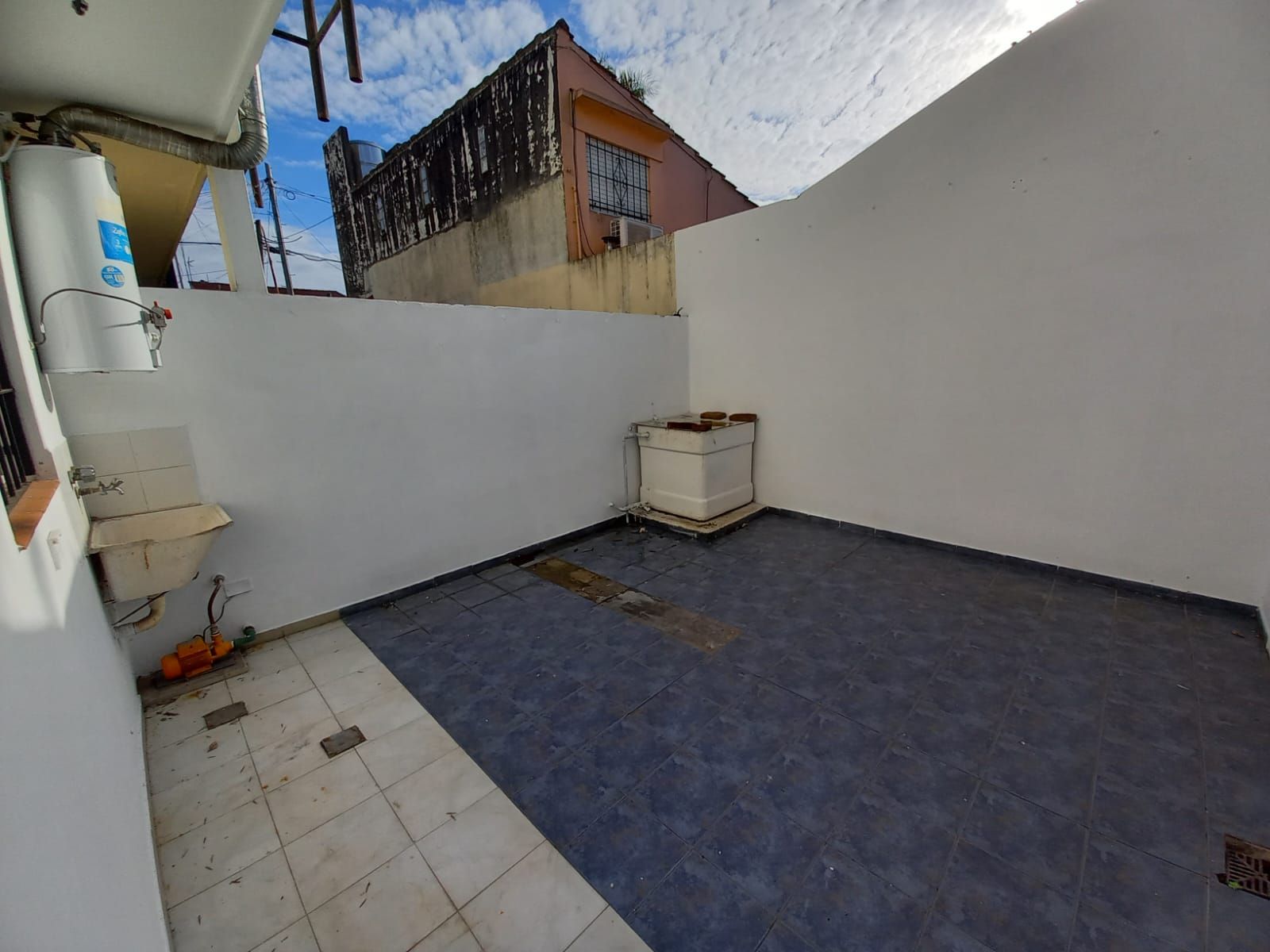 Excelente duplex 3 ambientes al frente en dos plantas con patio y cochera descubierta. Villa Luzuriaga - 6
