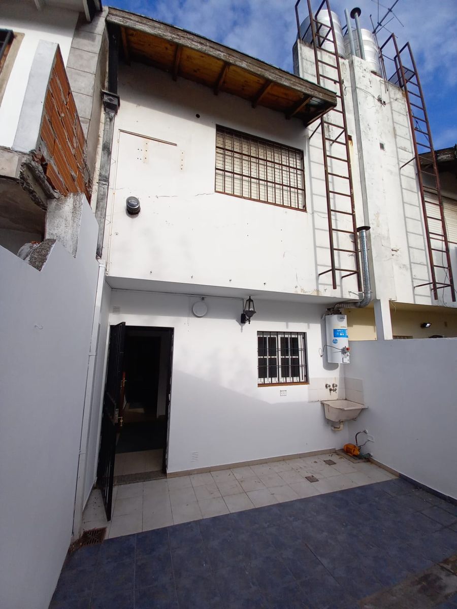 Excelente duplex 3 ambientes al frente en dos plantas con patio y cochera descubierta. Villa Luzuriaga - 7