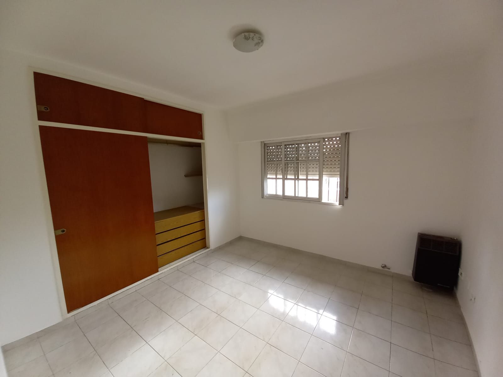 Excelente duplex 3 ambientes al frente en dos plantas con patio y cochera descubierta. Villa Luzuriaga - 9