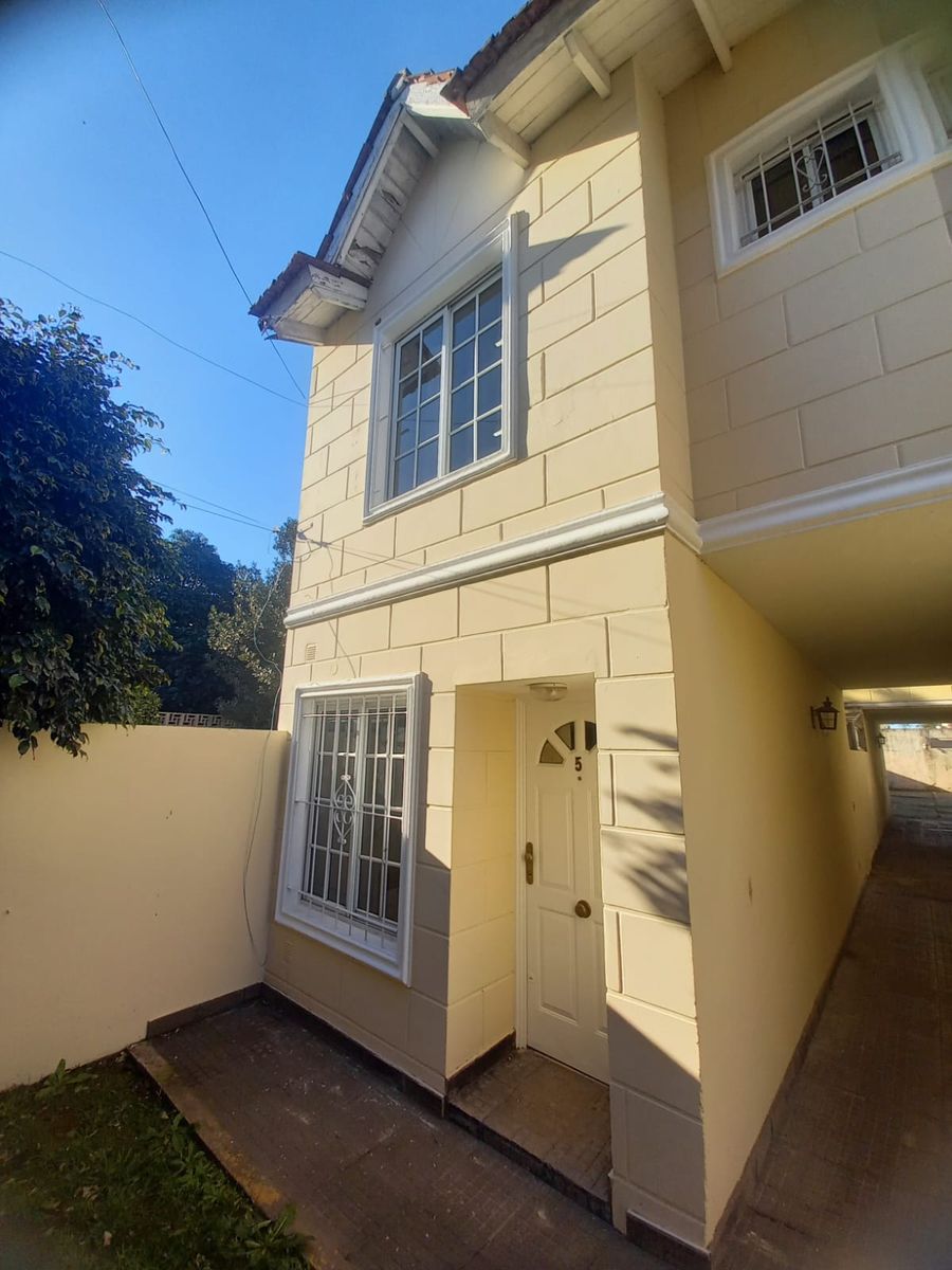 Excelente dúplex de 3 ambientes con cochera descubierta fija, ubicado en Villa Luzuriaga. - 2