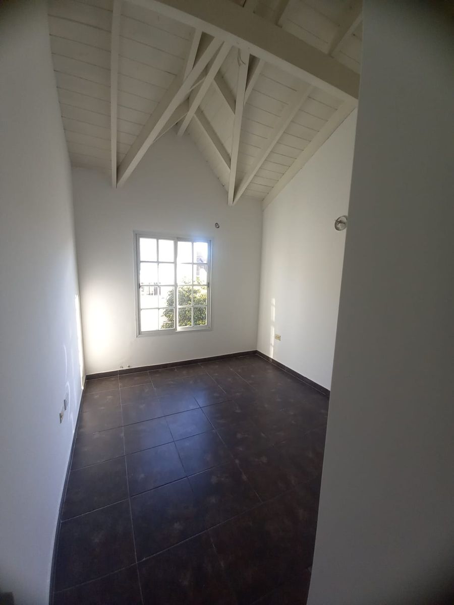 Excelente dúplex de 3 ambientes con cochera descubierta fija, ubicado en Villa Luzuriaga. - 8