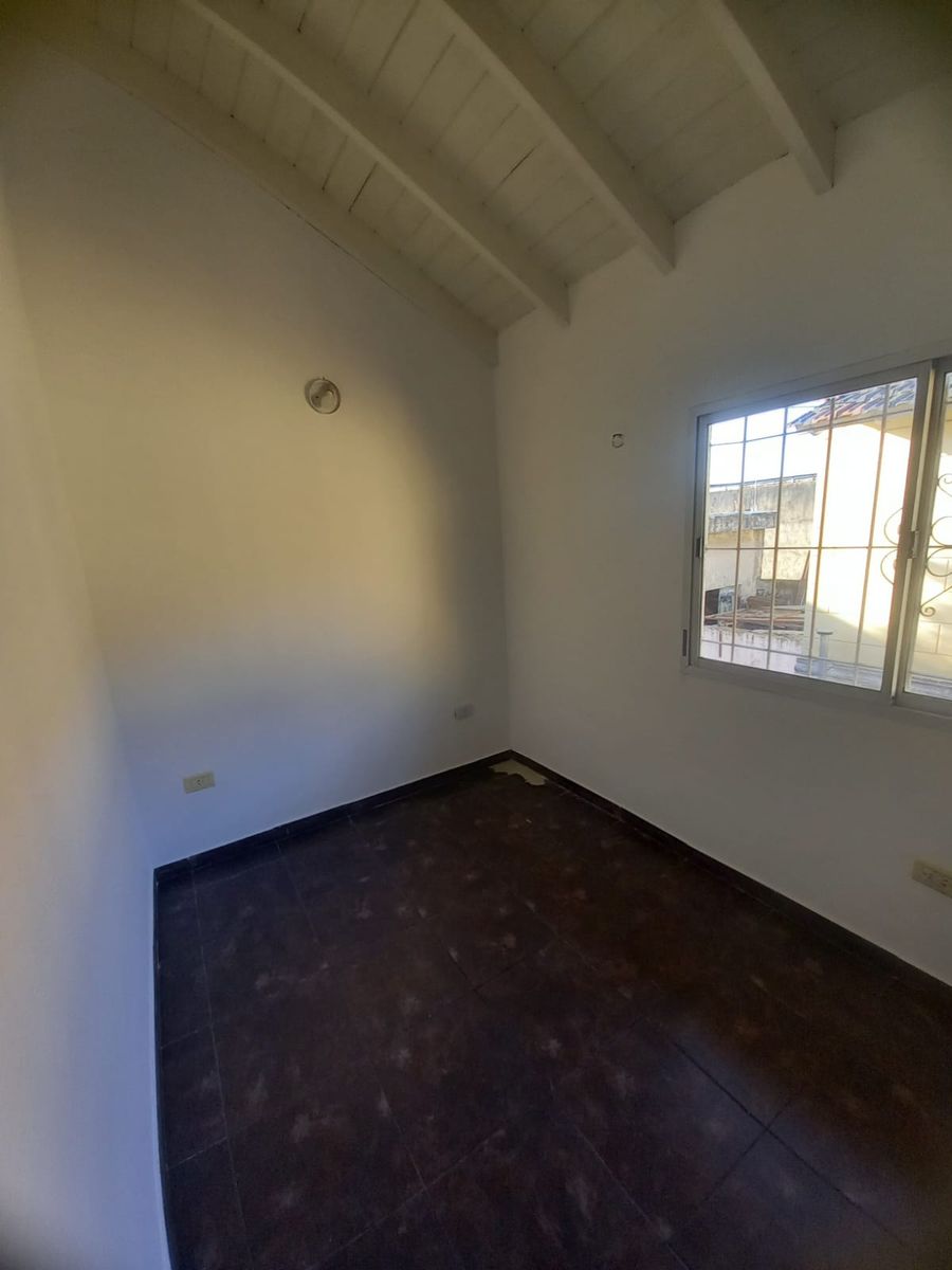 Excelente dúplex de 3 ambientes con cochera descubierta fija, ubicado en Villa Luzuriaga. - 14