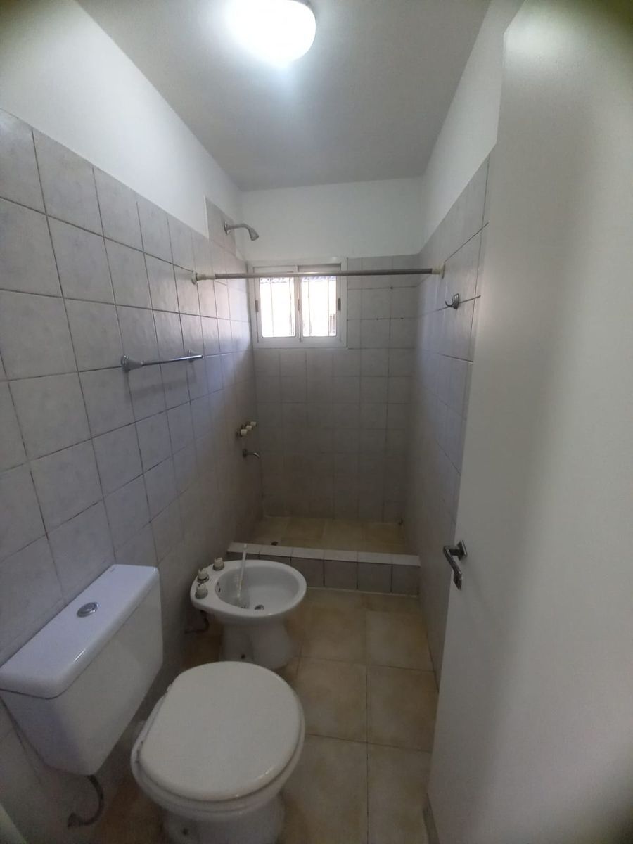 Excelente dúplex de 3 ambientes con cochera descubierta fija, ubicado en Villa Luzuriaga. - 17