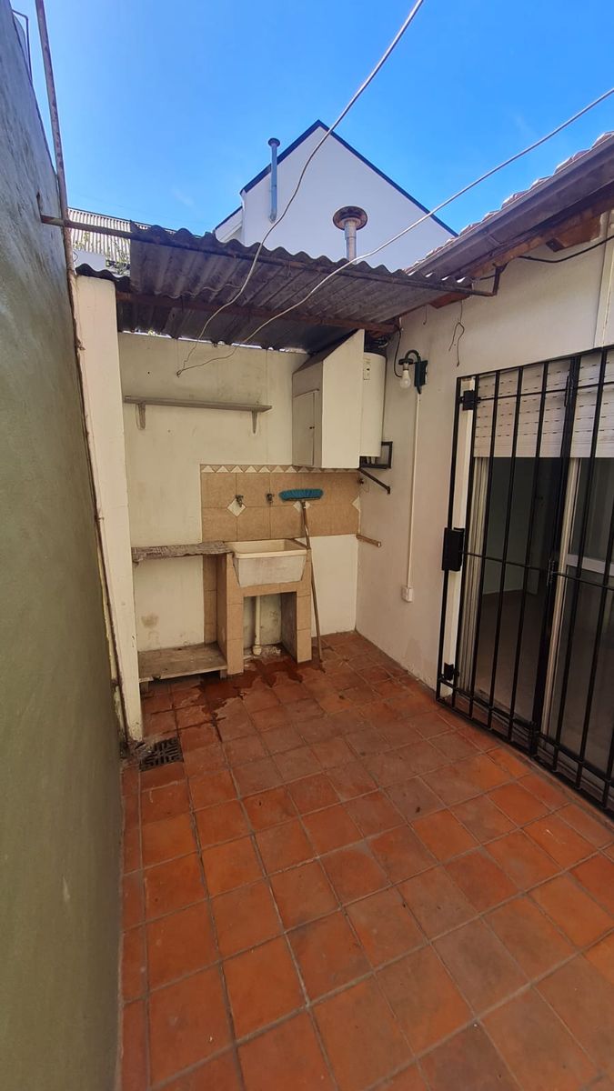 Departamento tipo casa al frente 3 ambientes, en planta baja con patio y parrilla. SIN EXPENSAS - 4